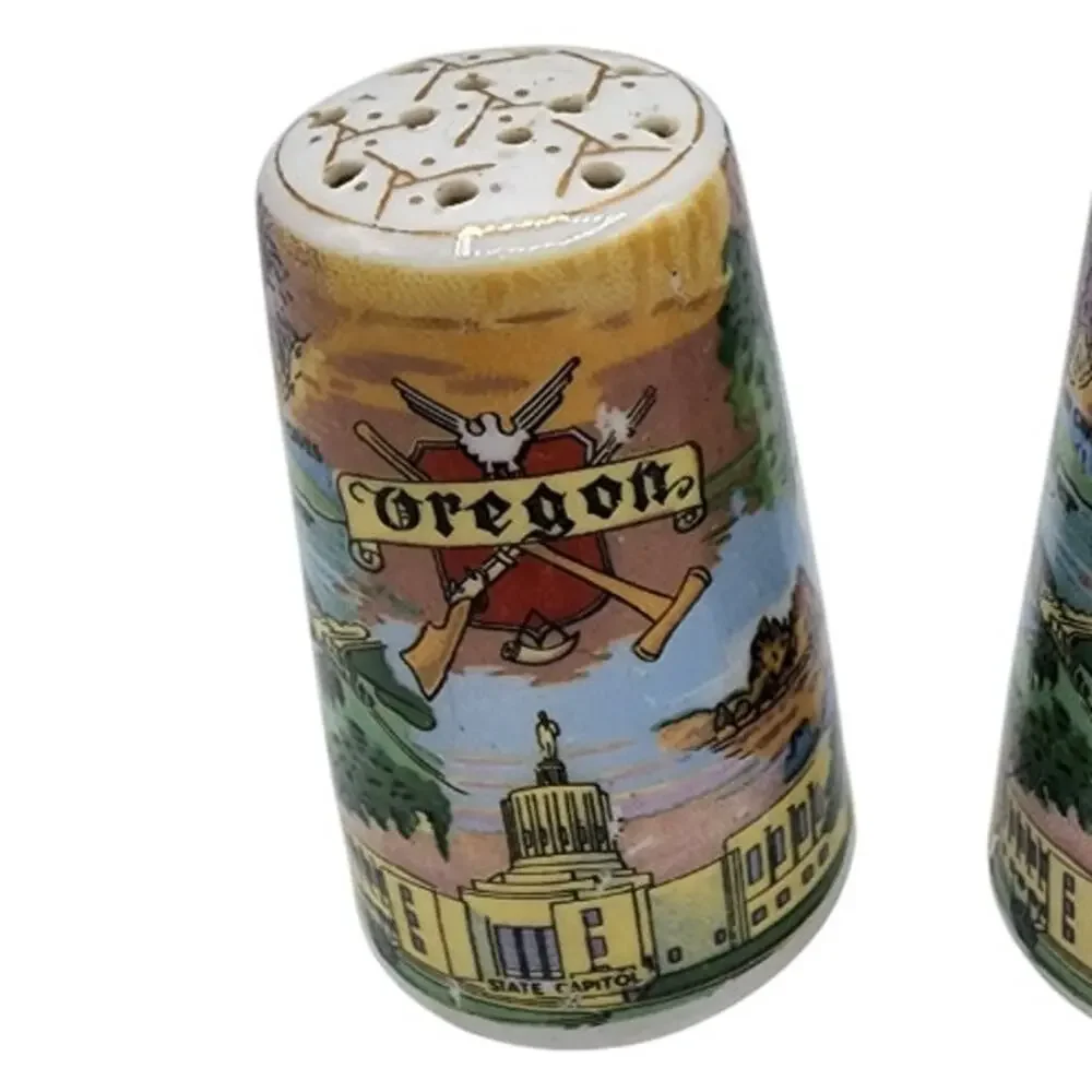 Vintage Set of 2 Thrifco Ceramic Souvenir State of Oregon Salt & Pepper Shakers